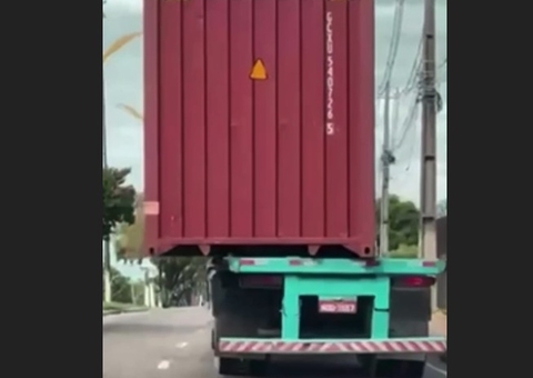 Vídeo: Carreta com contêiner solto é flagrada no Distrito Industrial