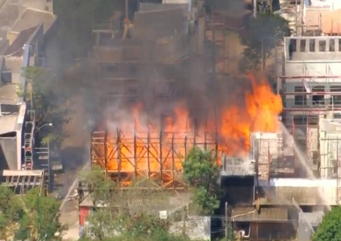 Incêndio de grandes proporções atinge cidade cenográfica da Globo; vídeo