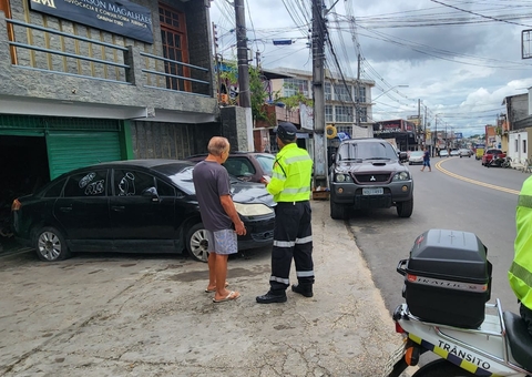 Operação autua 18 veículos por estacionarem em calçadas em Manaus