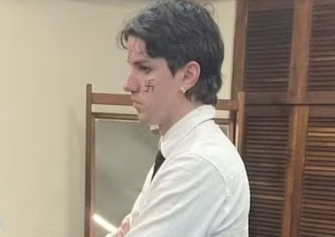 Formando aparece com símbolo nazista no rosto em colação de grau