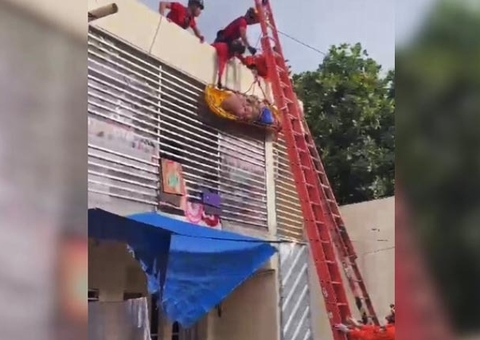 Vídeo: Idoso despenca de telhado durante resgate do Corpo de Bombeiros em Manaus