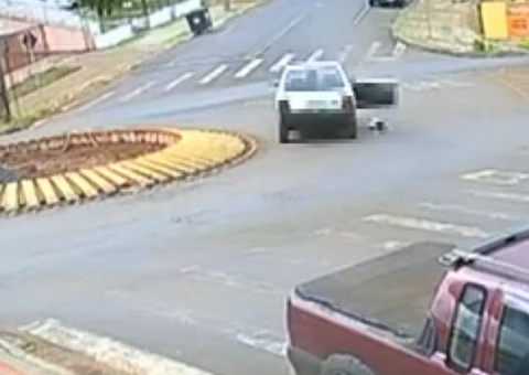 Vídeo: criança cai de carro em movimento enquanto veículo passava por rotatória