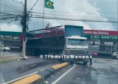 Carreta sobe meio-fio e quase vai parar na contramão na Torquato Tapajós