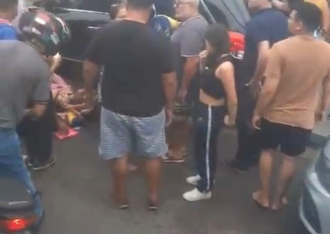 Carro perde o controle e atropela mãe e filho em Manaus