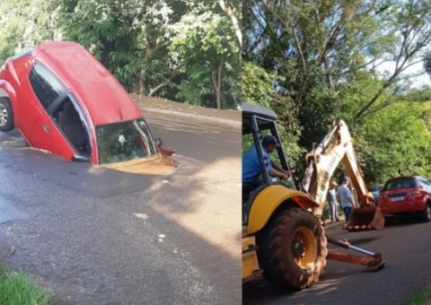 Asfalto cede e carro com pai e filho afunda em buraco 