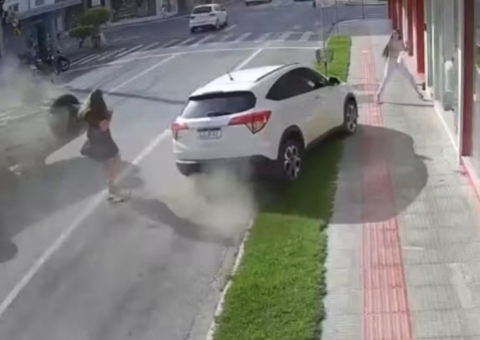 Vídeo: Mulher escapa por um triz de atropelamento em SC