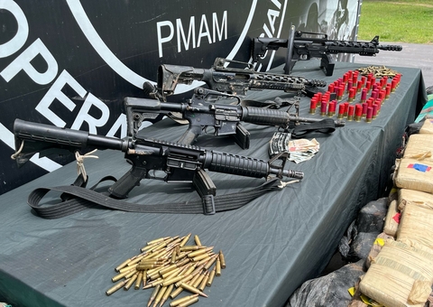 PF e PM apreendem arsenal de guerra e duas toneladas de drogas após confronto em Iranduba