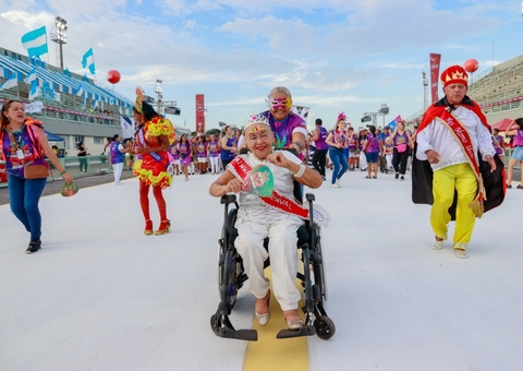 Carnaval na Floresta: idosos abrem noite do grupo especial no sambódromo