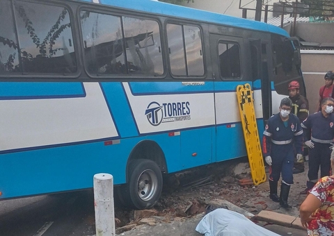 Micro-ônibus desgovernado mata mulher e deixa feridos na Glória