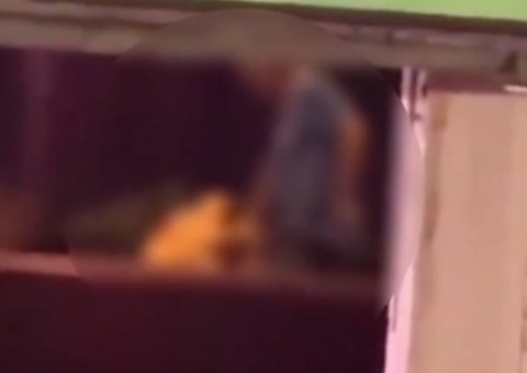 Casal é flagrado fazendo sexo dentro de camarote na Sapucaí; vídeo