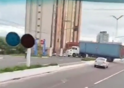Carreta causa congestionamento ao tentar retorno proibido em Manaus; vídeo