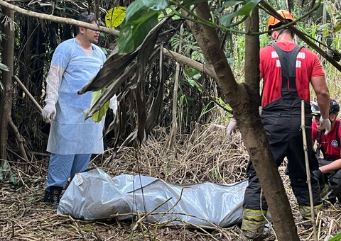 Pai encontra corpo de filho desaparecido em cova em ramal no Iranduba 