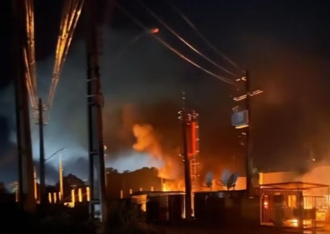 Moradores de Tabatinga ficam sem energia após incêndio em usina 