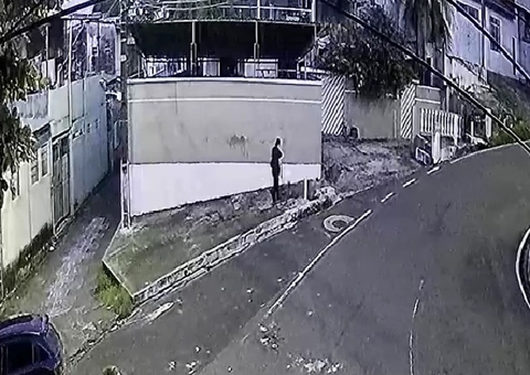 Câmera registra momento em que técnica de enfermagem é atropelada por micro-ônibus