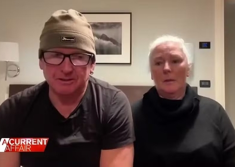 Casal é forçado a viajar ao lado de corpo após passageira falecer durante voo