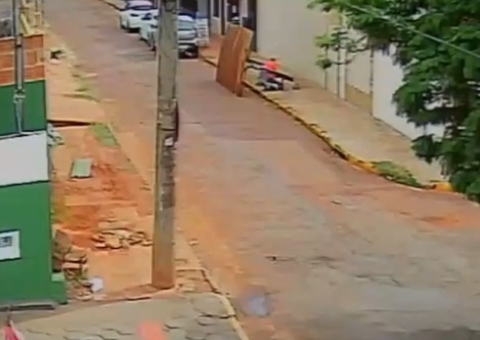 Vídeo: Parada de ônibus despenca e idosa acaba com tornozelo quebrado