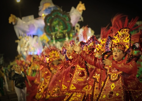 Desfiles das escolas de samba iniciam no sambódromo nesta quinta-feira