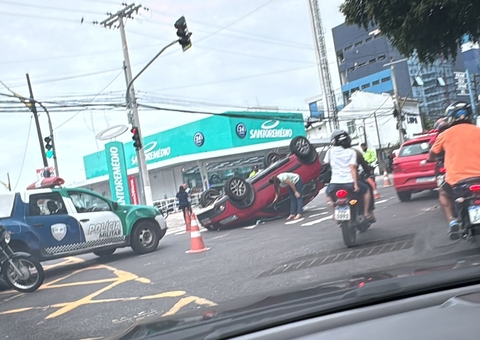 Carro capota na Av. Leonardo Malcher e trava trânsito no Centro
