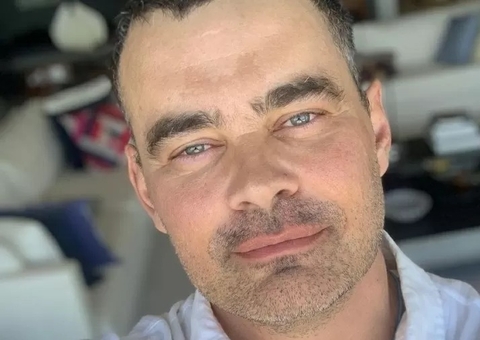 Carmo Dalla Vecchia aparece completamente nu no quintal de casa