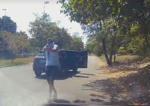 Homem é vítima de tentativa de assalto e tem carro alvejado no Rio; vídeo