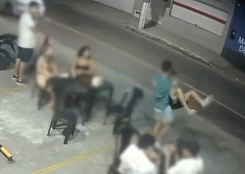 Vídeo: Homem joga menino de 12 anos em lixeira após desentendimento 