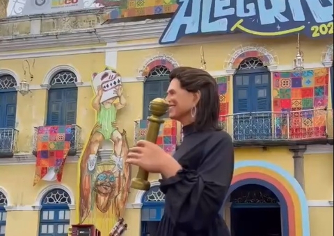 Carnaval de Olinda tem boneca de Fernanda Torres 'totalmente premiada'