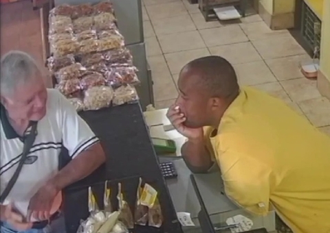 Vídeo: Ônibus desgovernado invade padaria e cliente e caixa escapam por pouco