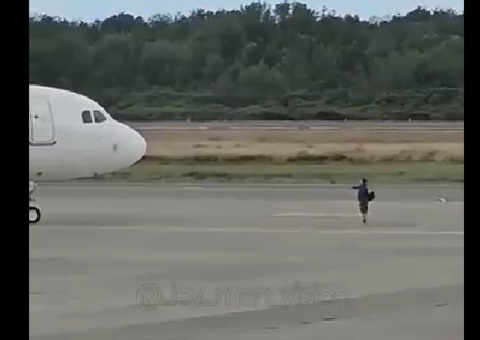 Após perder voo, homem invade pista e tenta parar avião no Chile; vídeo