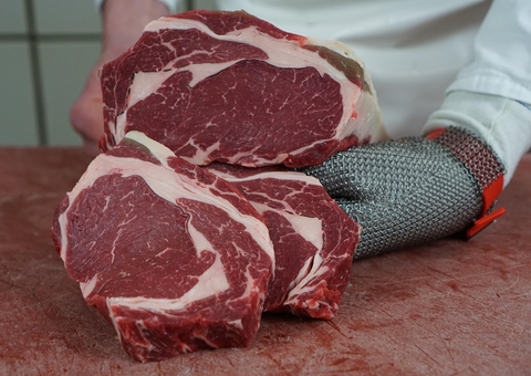 China suspende importações de carne de três frigoríficos do Brasil