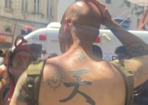 Estrangeiro com tatuagem de suástica é agredido em bloco de carnaval no Rio