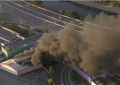 Incêndio deixa duas pessoas feridas em parque de diversões em SP