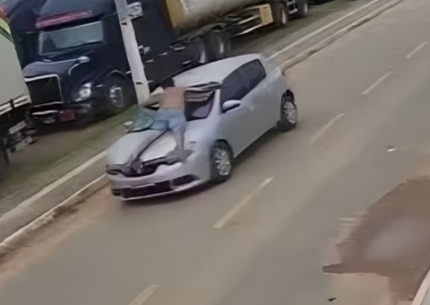 Vídeo: mulher arrasta marido em carro após tentativa de agressão