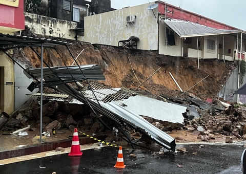 Muro desaba durante bloco de carnaval e deixa três feridos em Manaus; vídeo