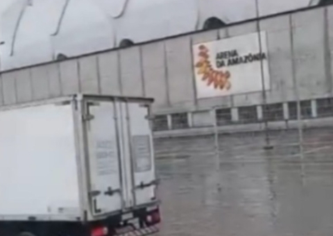 Avenida Constantino Nery vira "rio" durante chuva forte em Manaus; vídeo