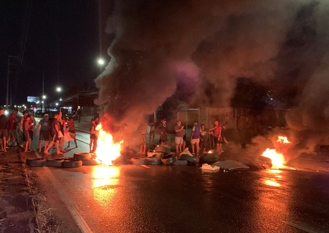 População fecha rua e ateia fogo em pneus após homem desaparecer em igarapé em Manaus