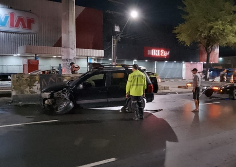 Motorista fica ferido ao colidir com mureta de proteção na Av. Grande Circular