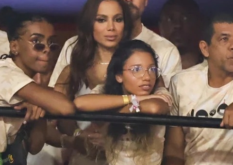 Anitta é flagrada em clima de romance com moreno misterioso no Carnaval; veja fotos