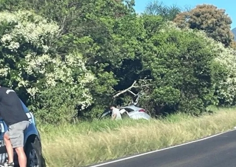 Mulher sofre acidente, sai de carro para pedir ajuda e morre atropelada