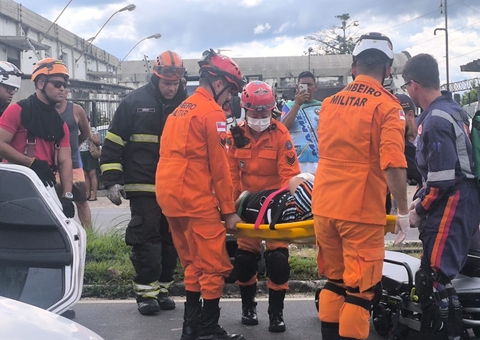 Capotamento no Coroado deixa motorista preso nas ferragens