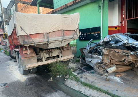 Caçamba desgovernada destrói carros em Manaus