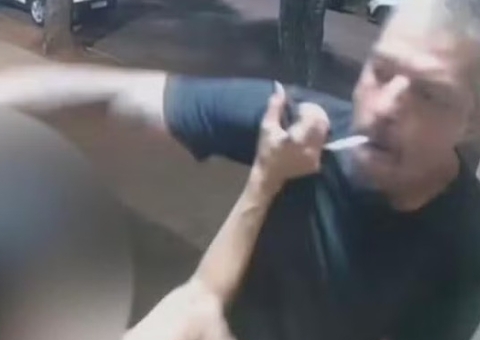 Jovem é agarrada à força por desconhecido que planejava estuprá-la; vídeo