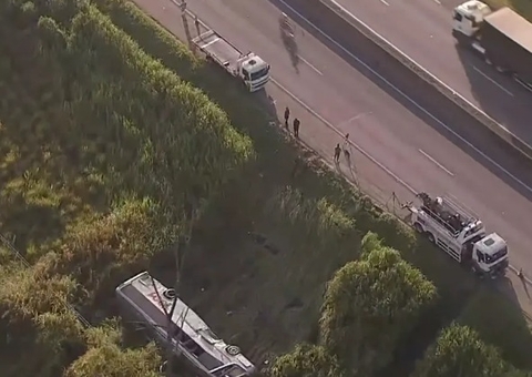 Ônibus cai em ribanceira e deixa adolescente morto e 25 feridos em SP