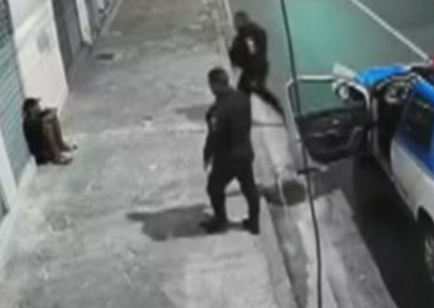 Após tentativa de furto, homem finge estar dormindo para escapar da polícia