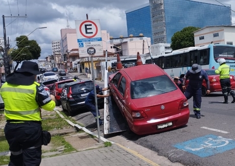 Carros são removidos e multas aplicadas no Centro de Manaus em operação de trânsito