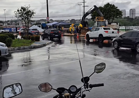 Rotas de ônibus são alteradas após adutora se romper na Av. Coronel Teixeira