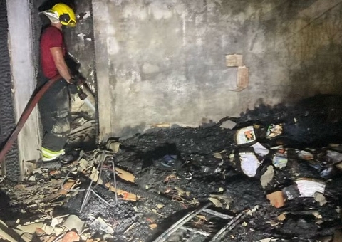 Idosa é retirada inconsciente de casa destruída por incêndio no Nova República