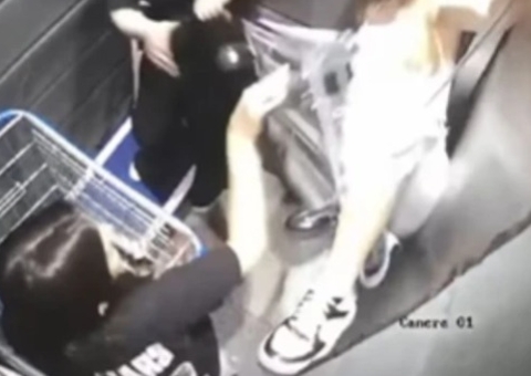 Jovem vive momento tenso ao ficar pendurada por corda em elevador; vídeo