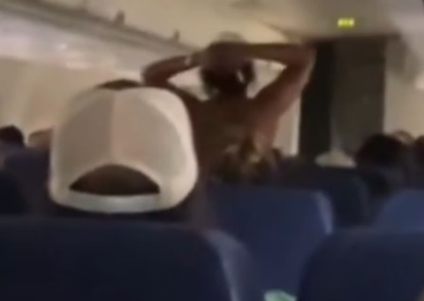 Piloto suspende decolagem após passageira ficar nua dentro do avião