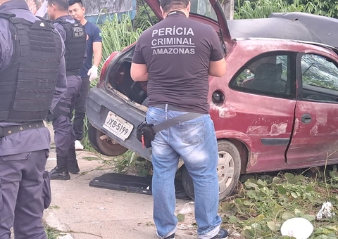 Motorista morre em colisão entre carro e poste na Avenida das Torres