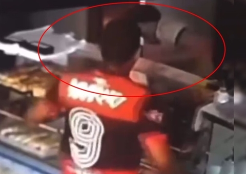 Homem joga café quente em atendente após pedido de fiado ser negado 